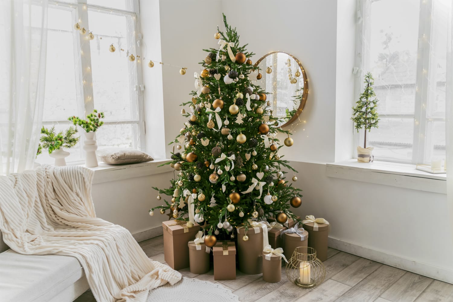 Decorate a Christmas Tree: Step-by-Step With ALL the Best Tips - South  House Designs