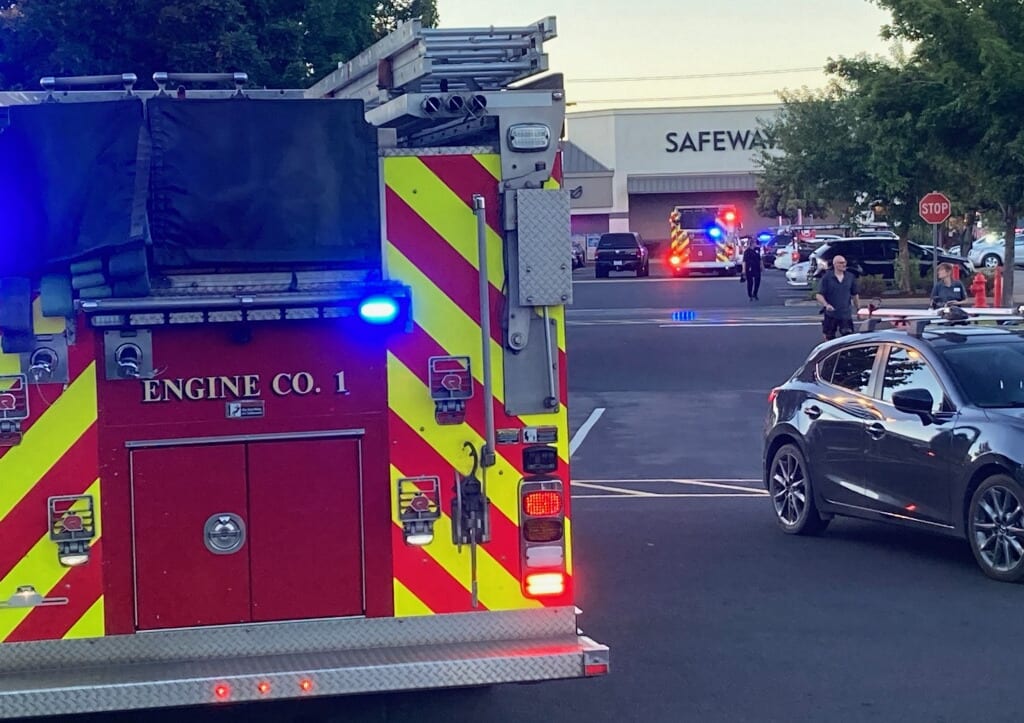 3 dead, including suspected shooter, in Oregon grocery store attack