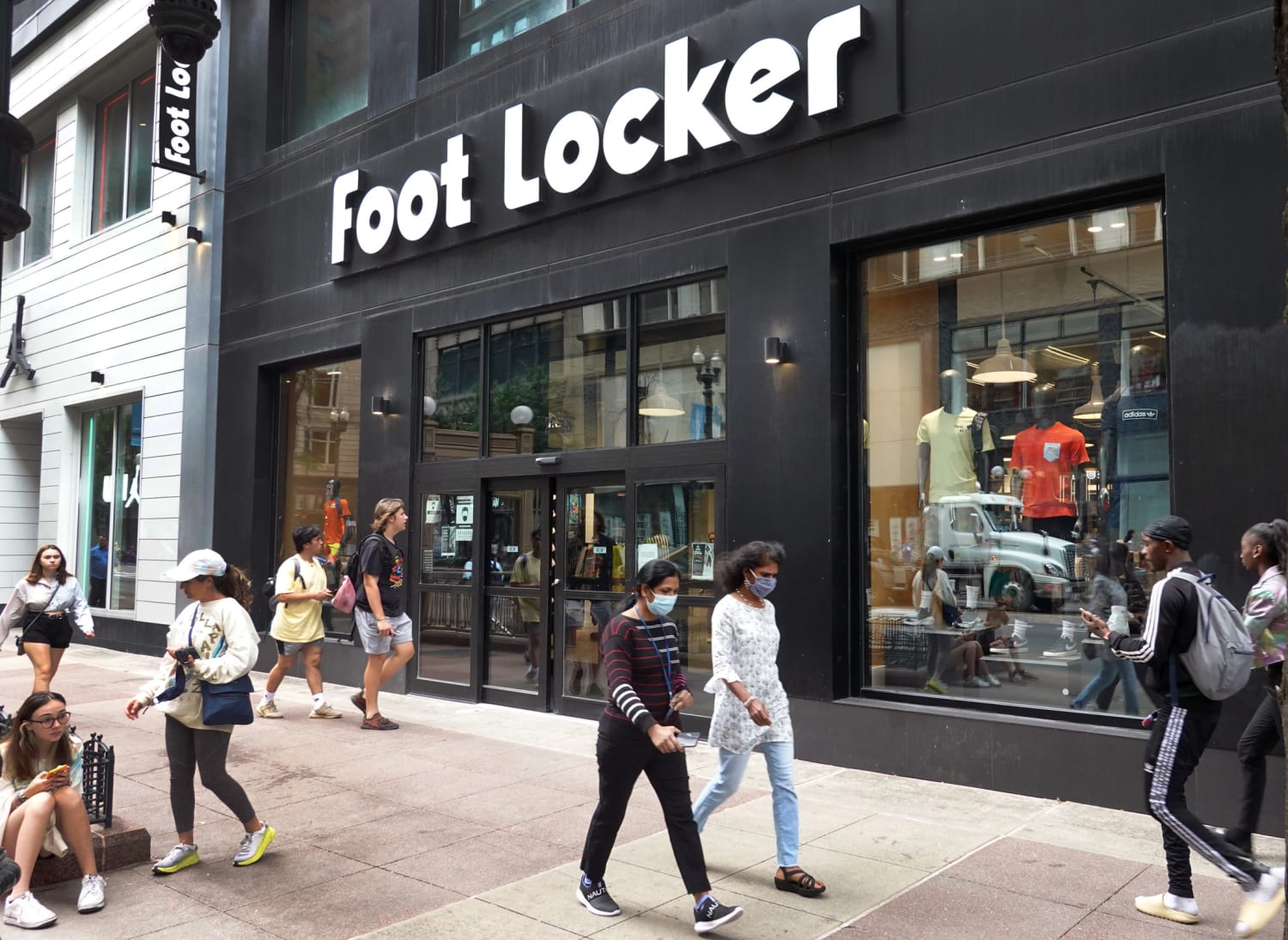 Foot Locker employee buys shoes for boy who couldn't afford them - ABC7  Chicago