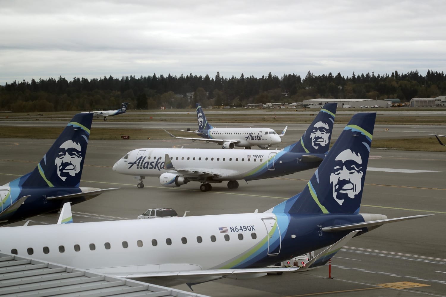 2 Black Muslims accuse Alaska Airlines of kicking them off flight for