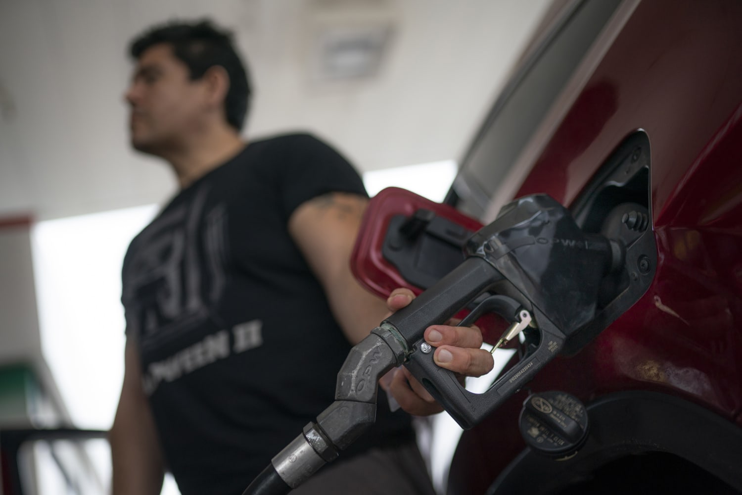 U.S. gas prices fall below $4 for the first time in months