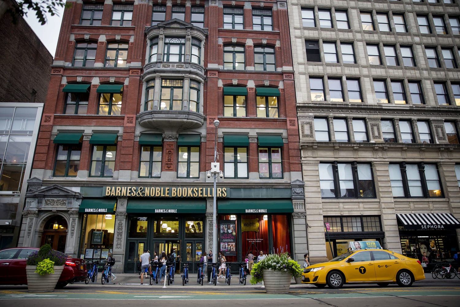 barnes and noble booksellers