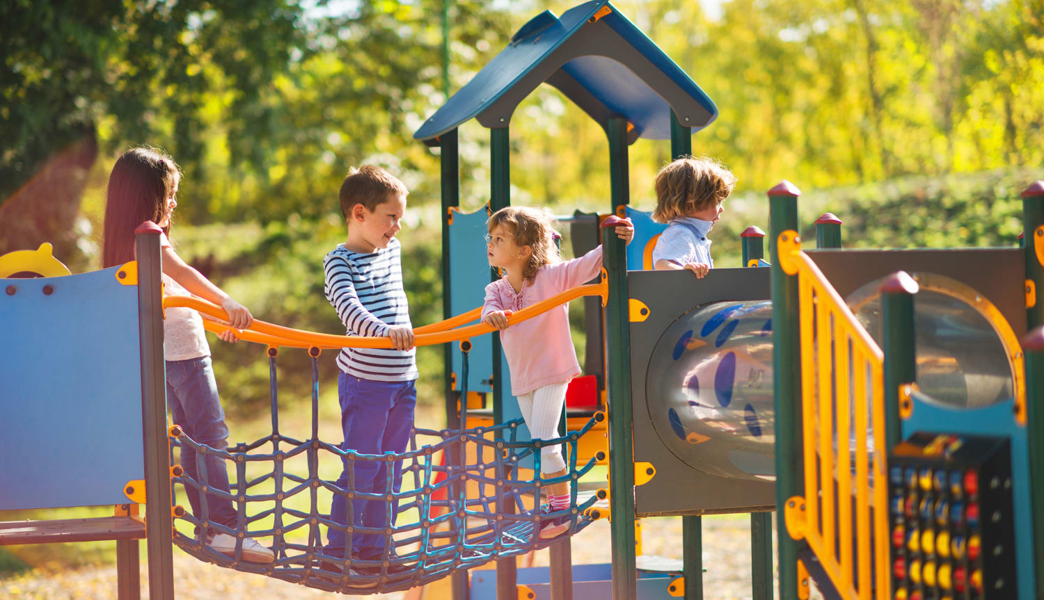 Детские площадки можно ли гулять. Дети на детской площадке. Детские площадки. Игровая площадка для детей. Детская площадка с детьми.