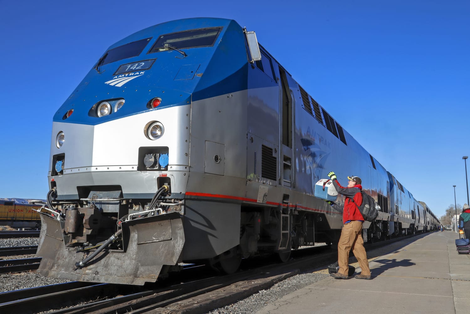 Сколько поездов в америке. Американская Железнодорожная компания Amtrak. Пассажирский поезд. Пассажирские поезда в США. Американские поезда грузовые.