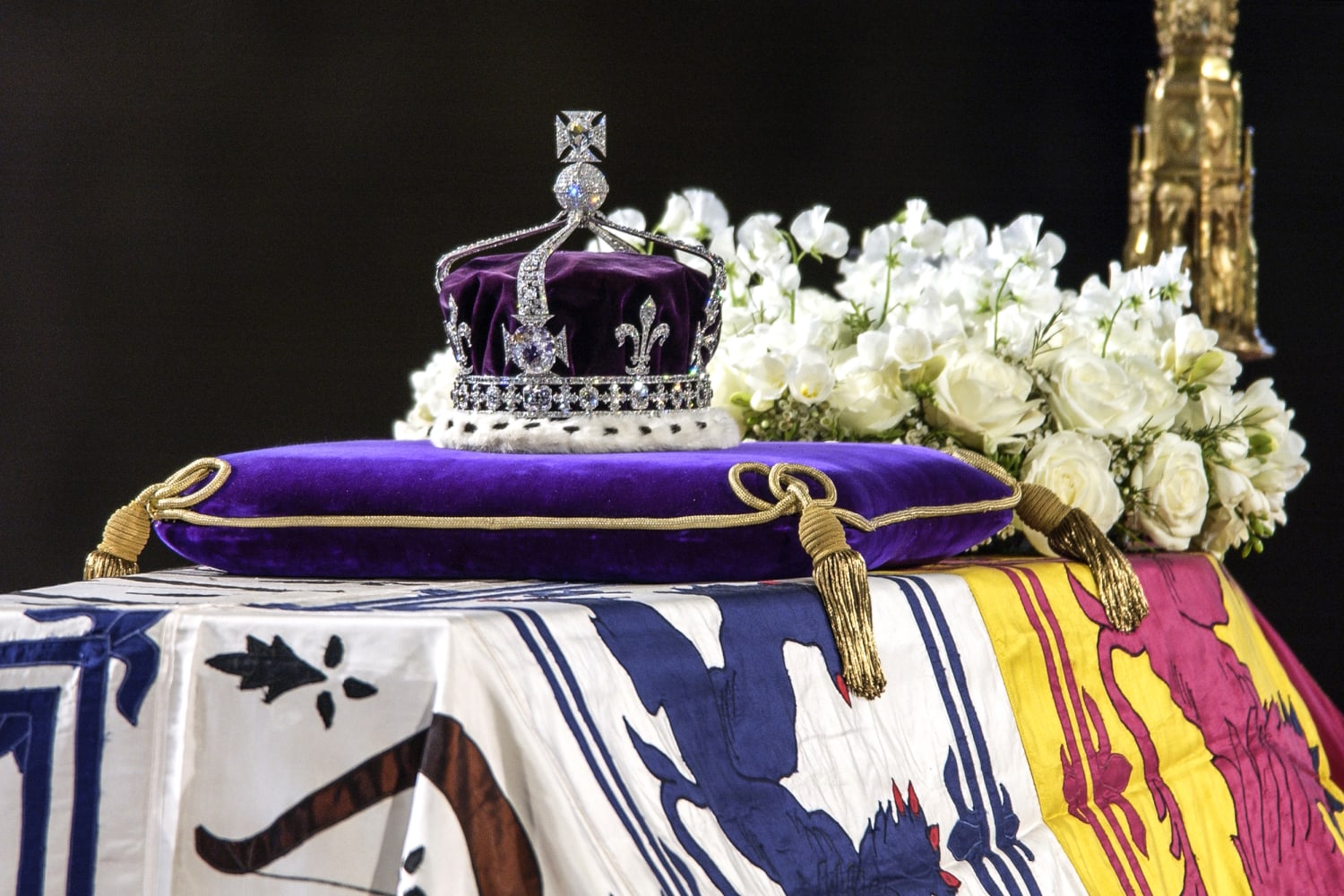 The Kohinoor diamond was obtained by the British Empire photo