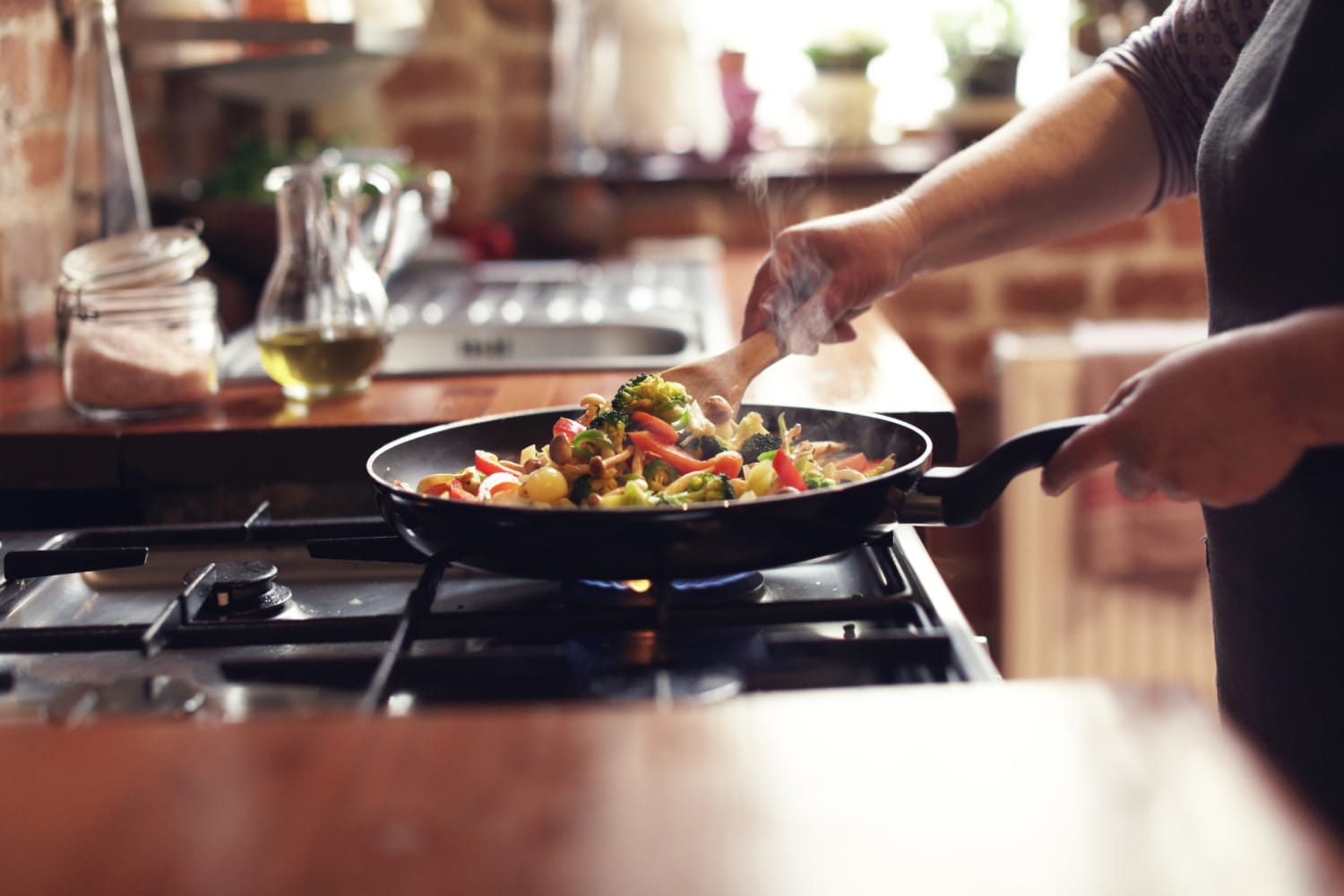 Una investigación encuentra que cocinar con gas puede tener riesgos para la  salud
