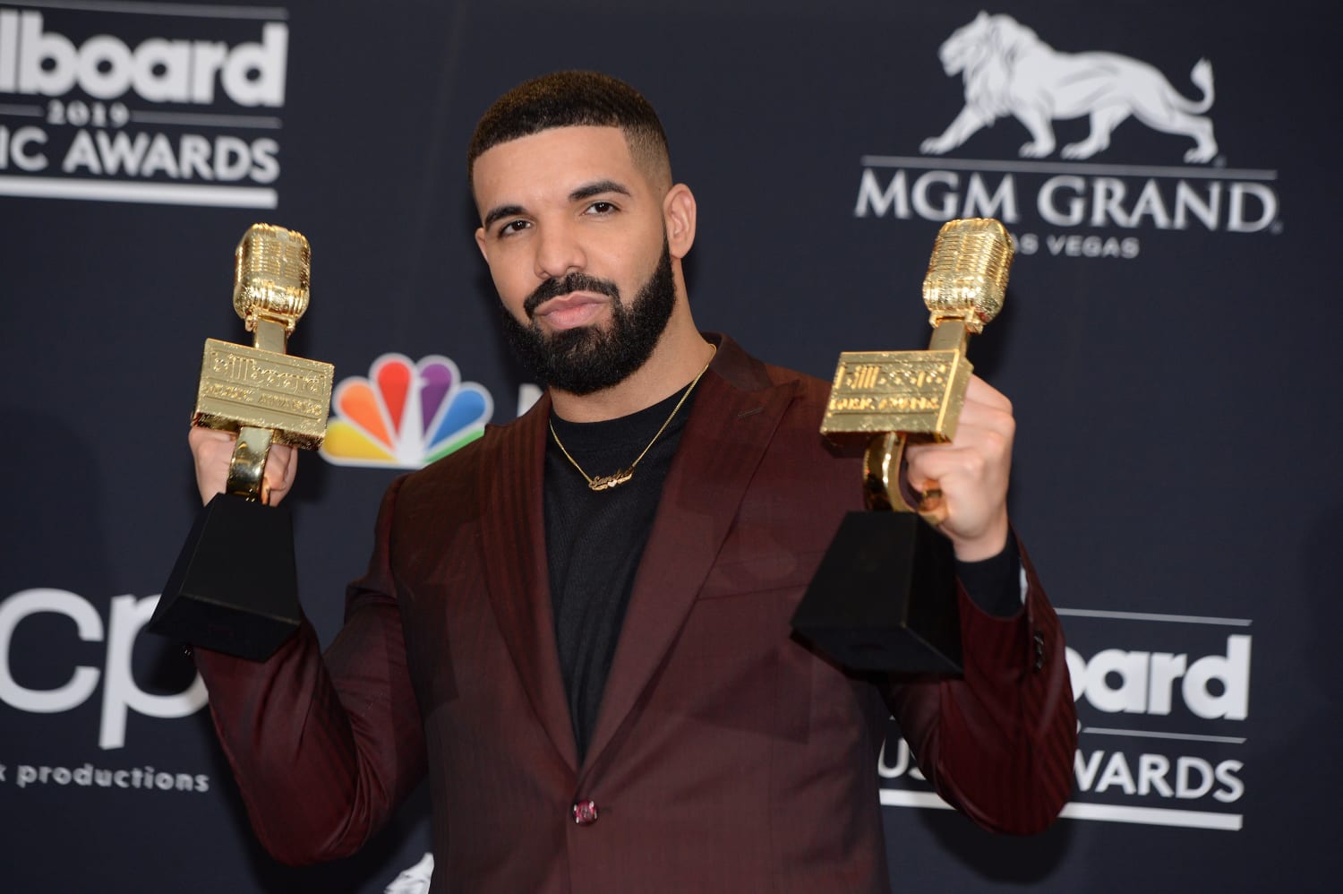 Drake gets Nike swoosh braided into his head