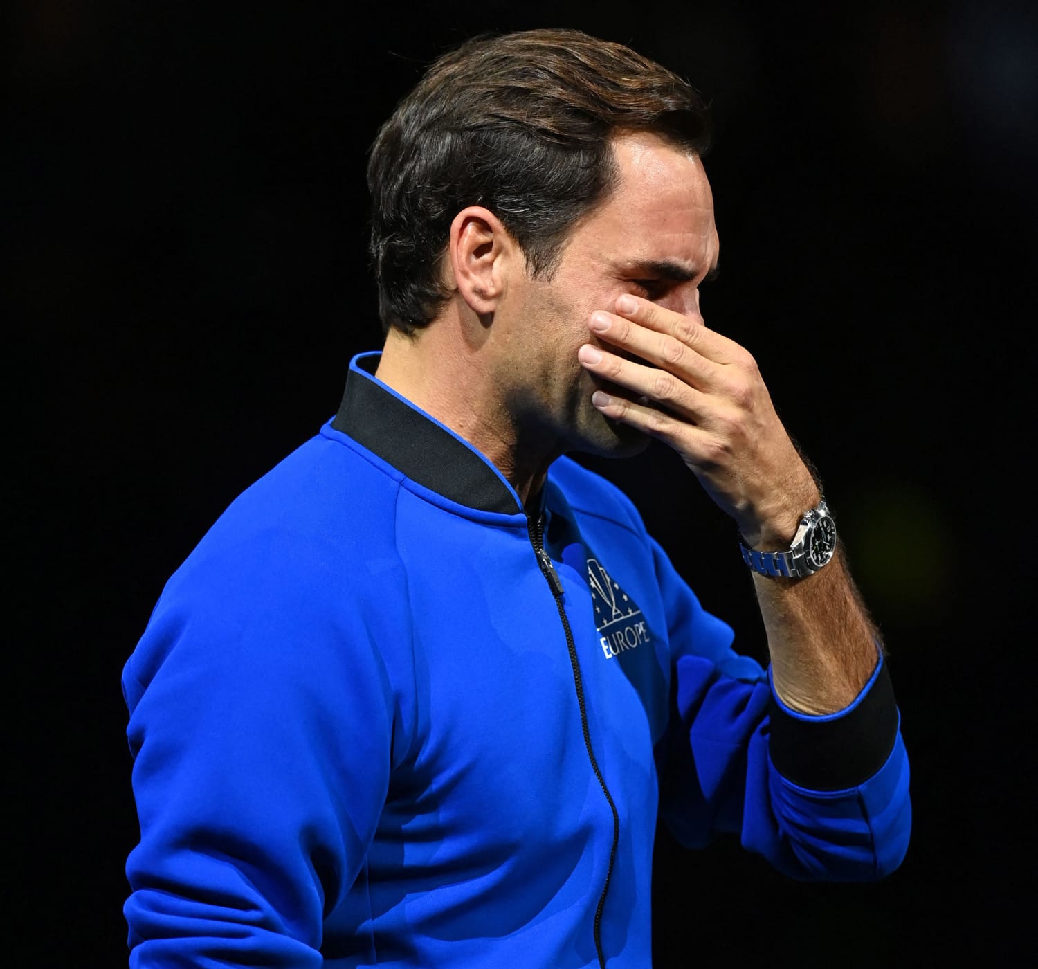 Roger Federer tears up after his final pro tennis match