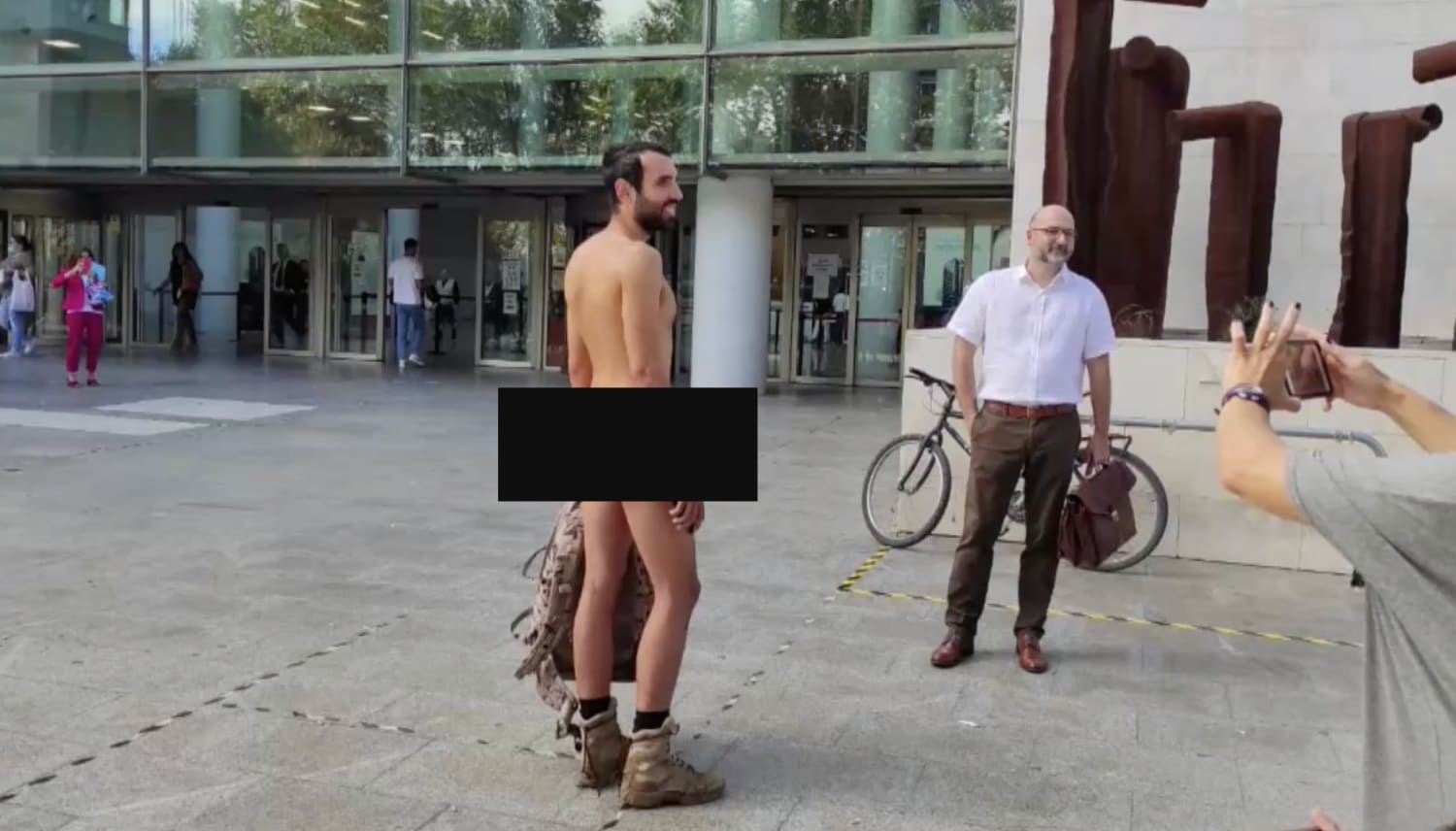 Un hombre causa polémica por asistir desnudo al juicio donde se le acusa de  exhibicionismo