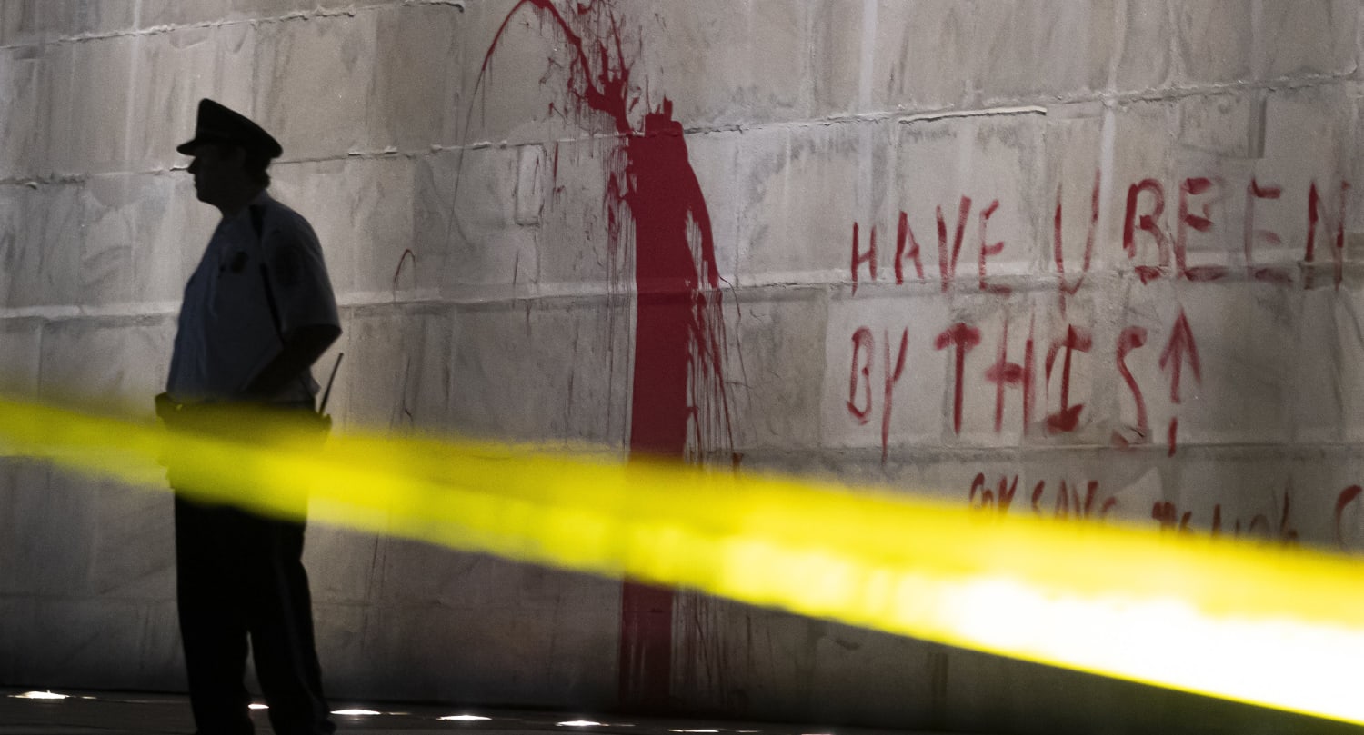 Man arrested for allegedly vandalizing Washington Monument with red paint