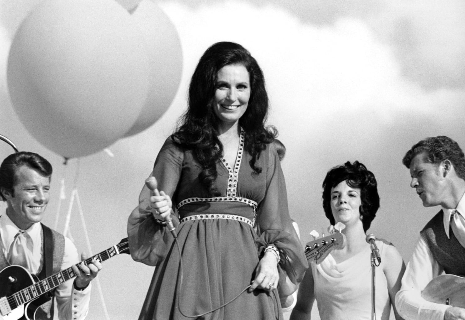 Loretta Lynn, Country Music Star and Symbol of Rural Resilience, Dies at 90
