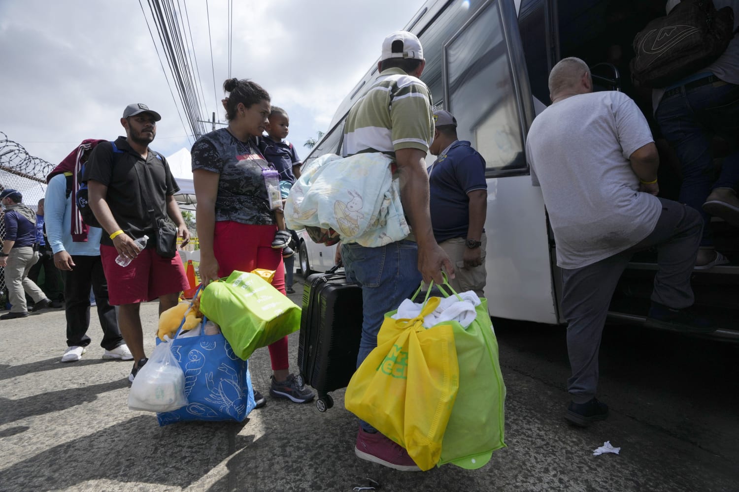 Venezolanos varados en Panamá por cambio de política de EE.UU. regresan a casa