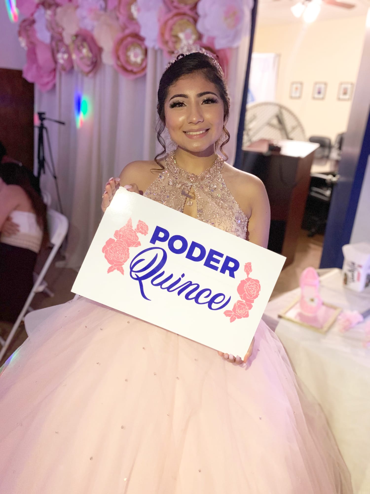 Quinceañeras, caricaturas y cumbia: las iniciativas creativas para animar a  los latinos a votar en estas elecciones