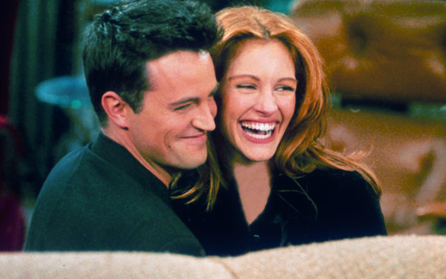 https://media-cldnry.s-nbcnews.com/image/upload/rockcms/2022-10/matthew-perry-julia-roberts-zz-221027-125b58.jpg?utm_source=chatgpt.com
