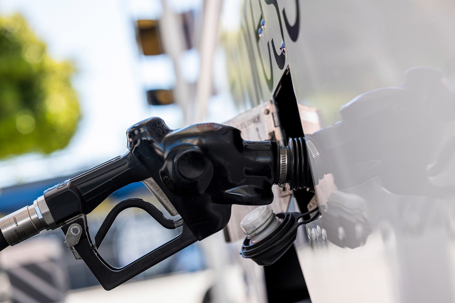Gas prices drop just in time for Thanksgiving travel