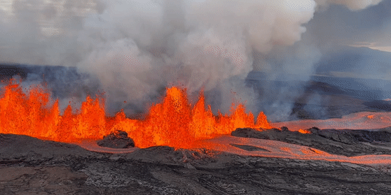 New aerial video captures eruption of world's largest active volcano, Mauna  Loa, in Hawaii