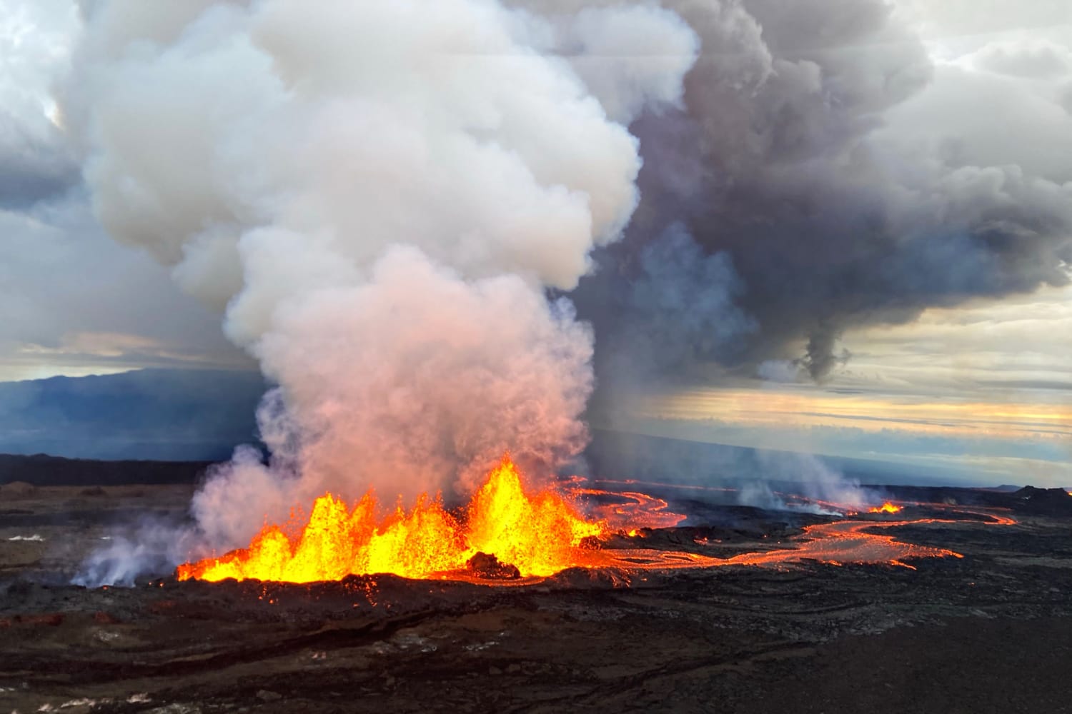 New aerial video captures eruption of world’s largest active volcano ...