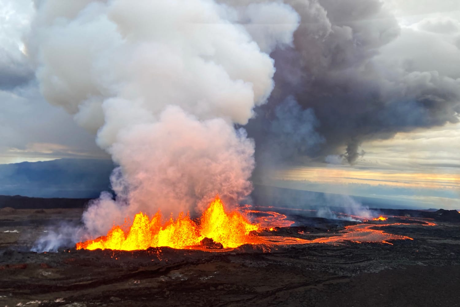 New Aerial Video Captures Eruption Of World’s Largest Active Volcano 