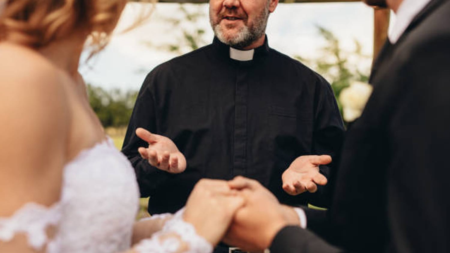 Sacerdote se enoja en plena boda y dejando plantados a los novios