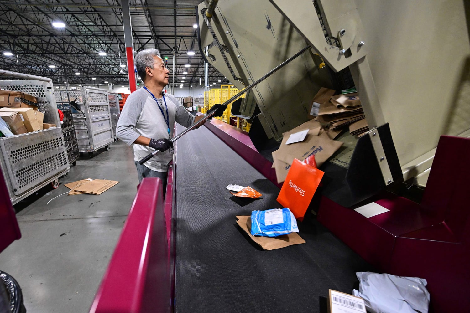 Holiday postal deliveries on track for Christmas despite delays