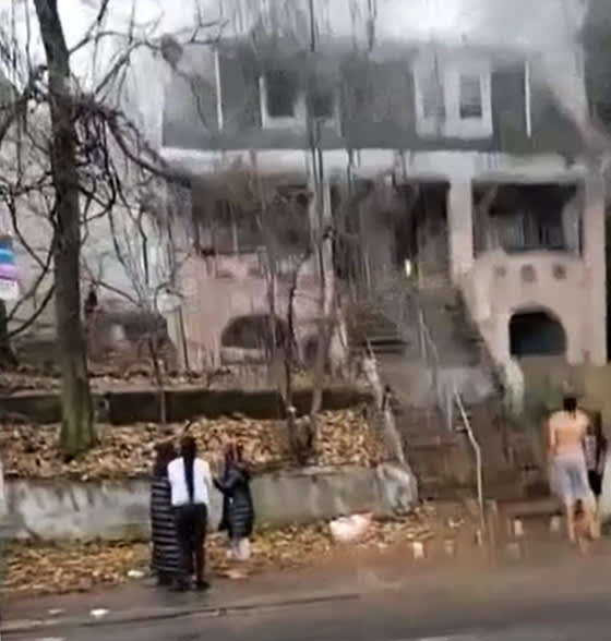 Man, wife & teen daughter killed in house fire in Garden City, Long Island  - ABC7 New York