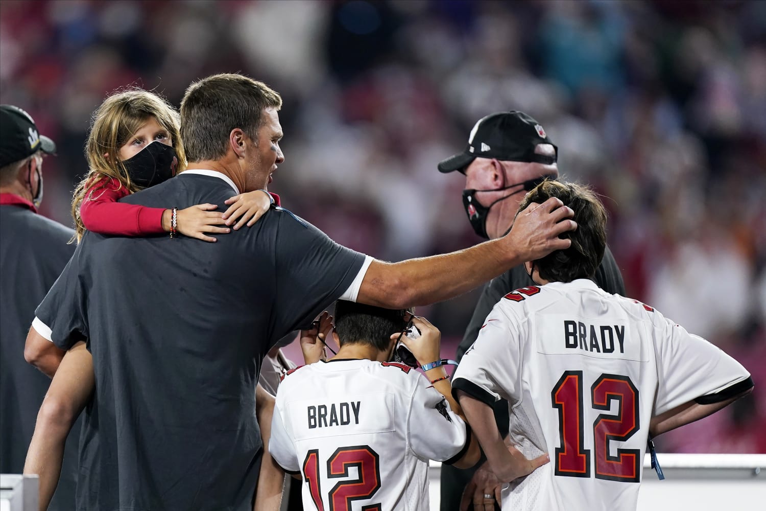 LOOK: Tom Brady's kids made him a sign, wear jerseys at breakfast