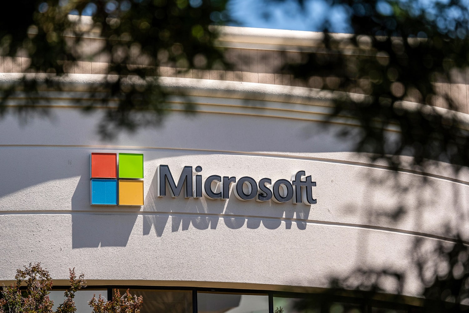 Microsoft onderzoekt nieuwe servicestoringen na de wereldwijde CrowdStrike-chaos