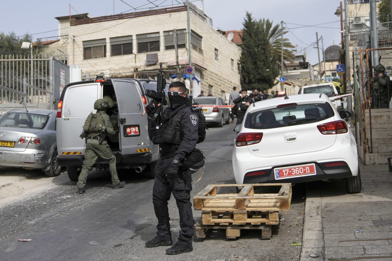 Palestinian gunman wounds 2 in Jerusalem, a day after 7 were killed
