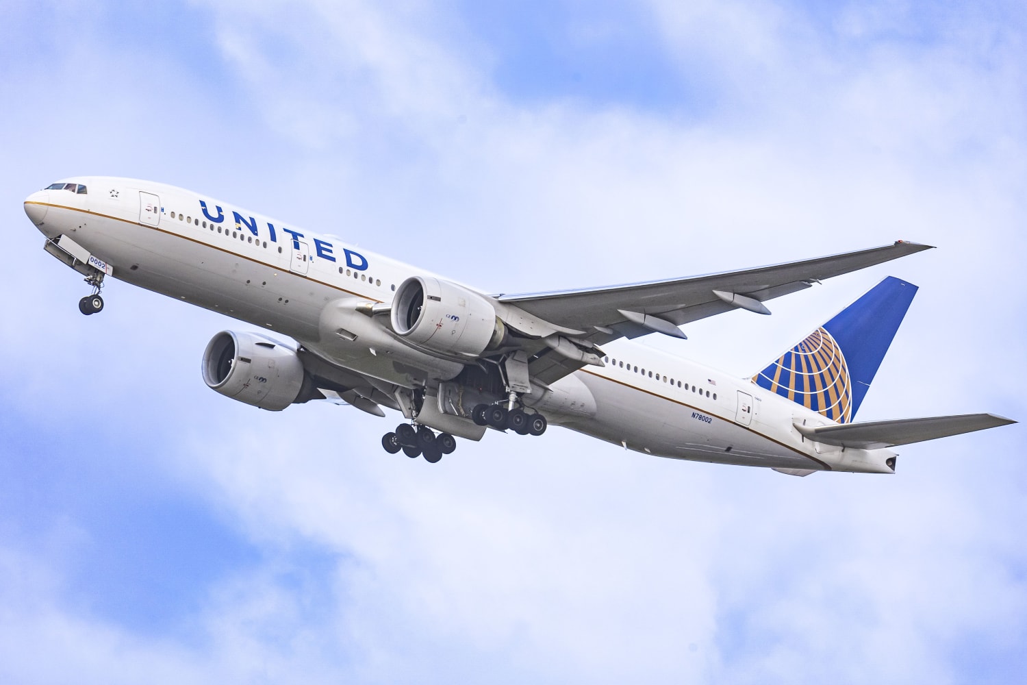 United Airlines plane taking off from Maui plunged to within 800 feet