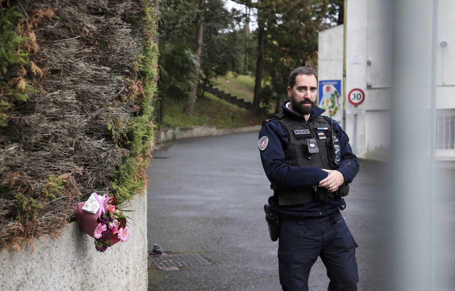 Francouzská policie uvedla, že učitele ve Francii ubodal k smrti student střední školy