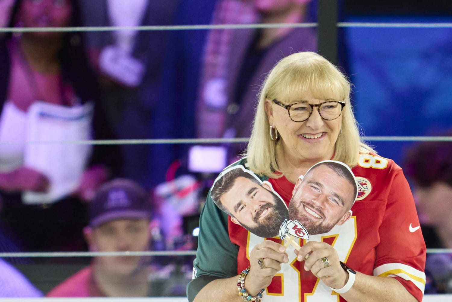 Travis and Jason Kelce's Mother Donna Confirms Who She's Rooting For with  Super Bowl Outfit