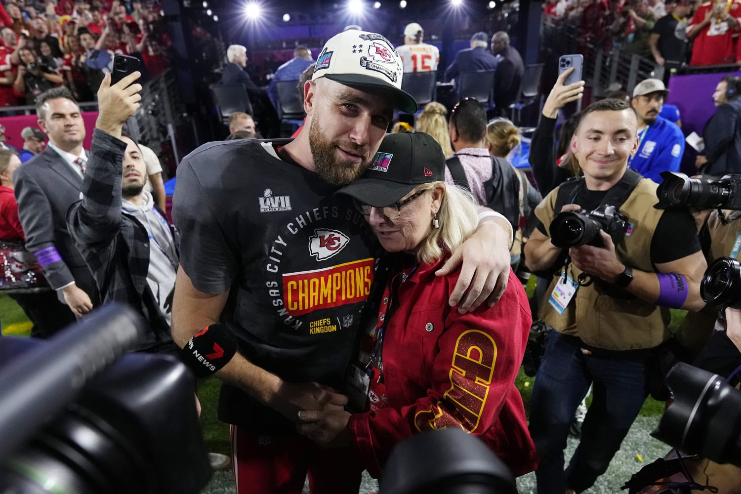 Taylor Swift had a great time with Travis Kelce's parents at Chiefs vs. Broncos game