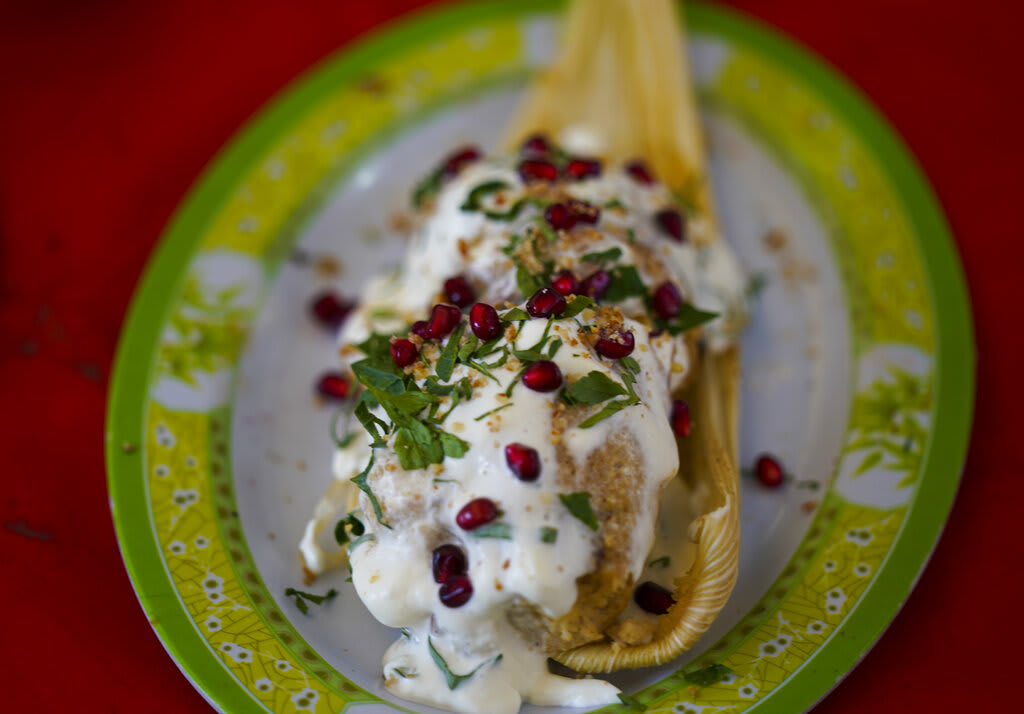 Tamal de dulce con salsa de chocolate y fresa