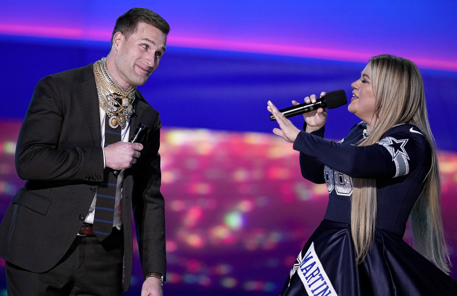 Watch Kirk Cousins sing with Kelly Clarkson at the NFL Honors