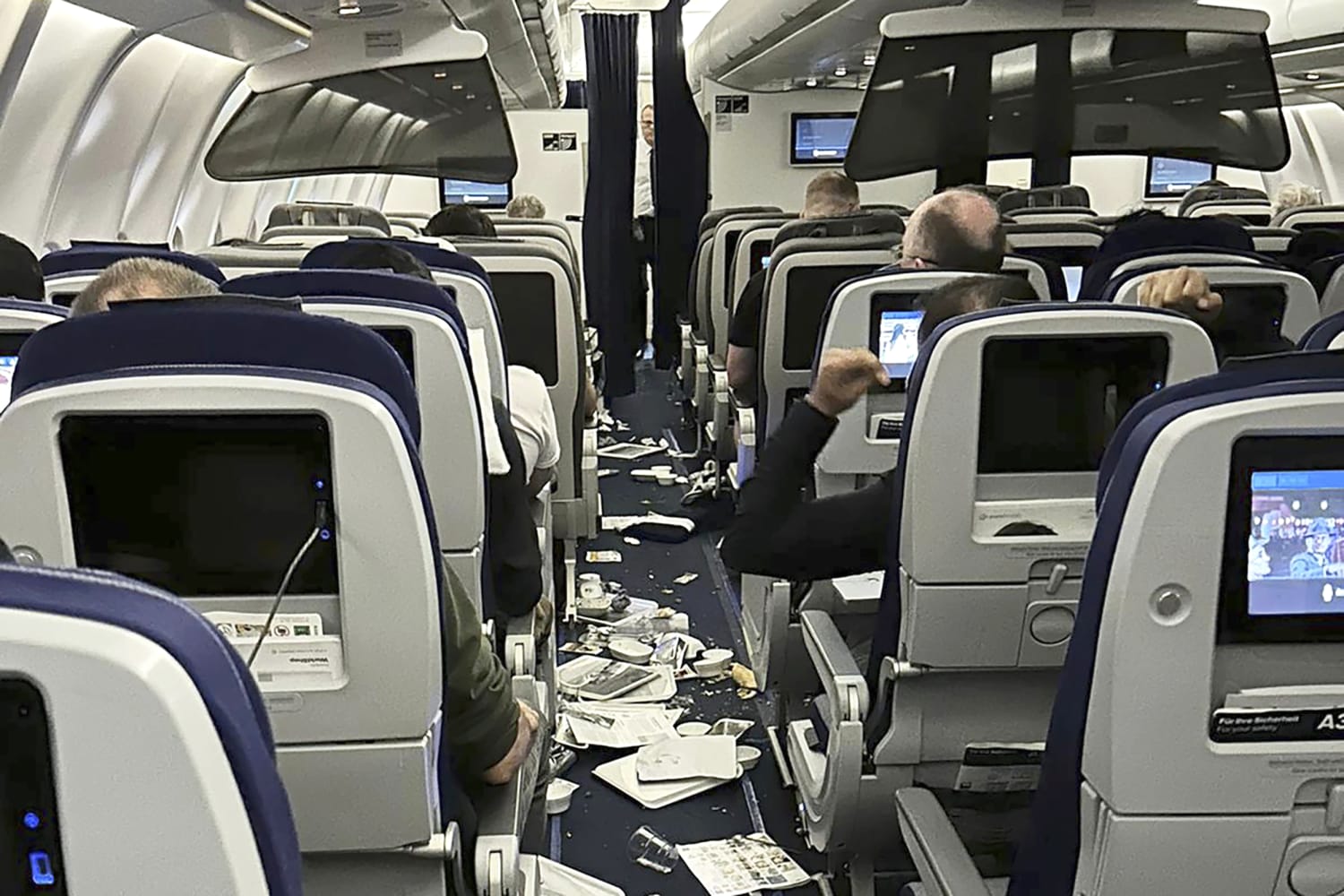 Sete pessoas ficaram feridas depois que um voo da Lufthansa sofreu “grande interrupção”, desviando para a área de Washington, DC