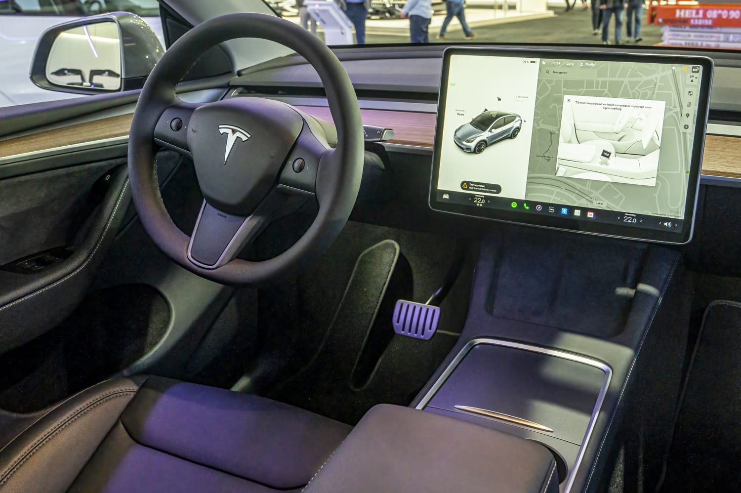 Feds investigating Tesla over complaints that steering wheels are falling off while driving