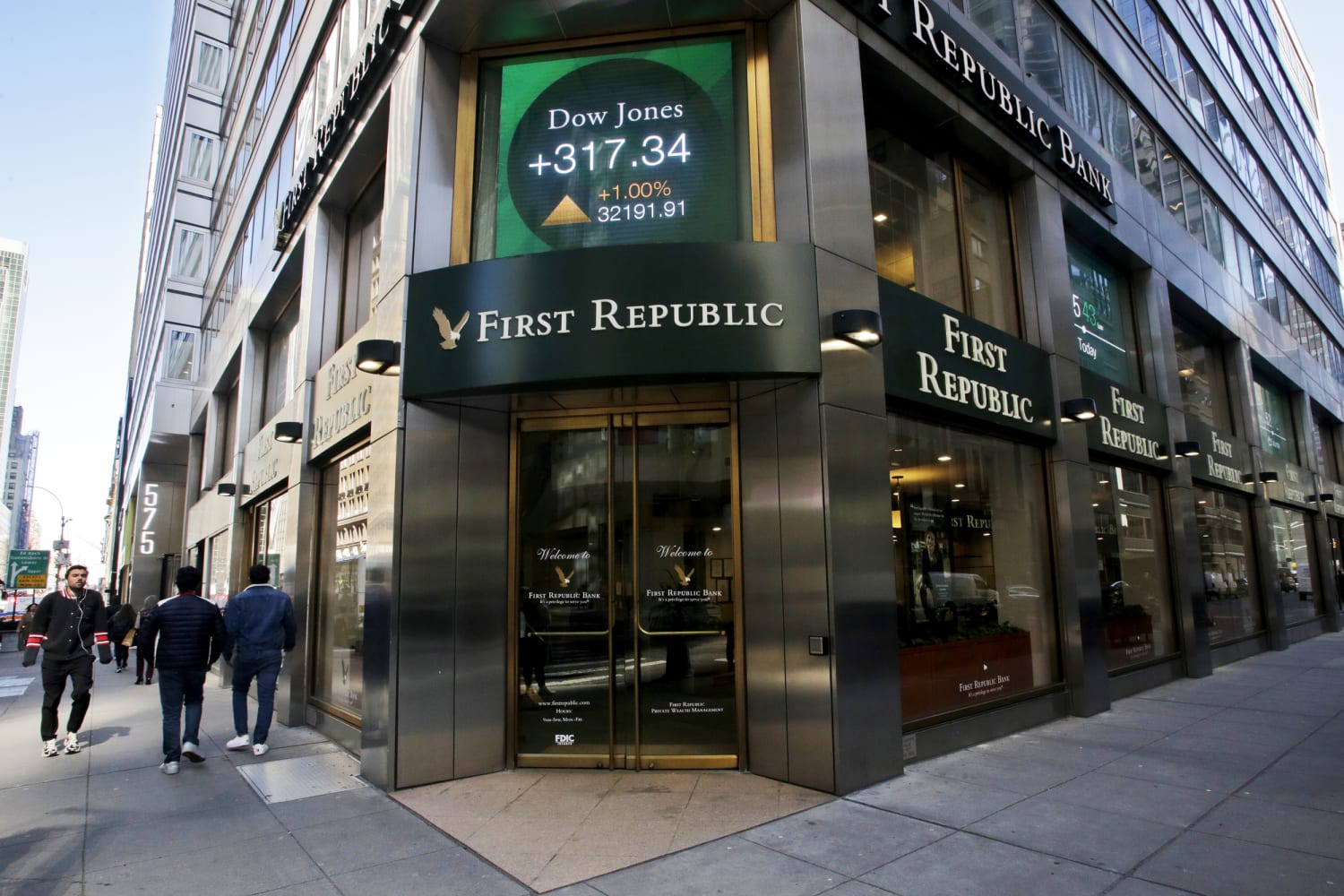 Wall Street rides to the rescue as 11 banks pledge $30 billion to First Republic Bank