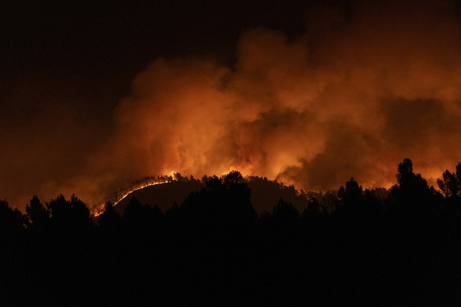 Cientos de personas evacuadas por los incendios forestales en el este de España