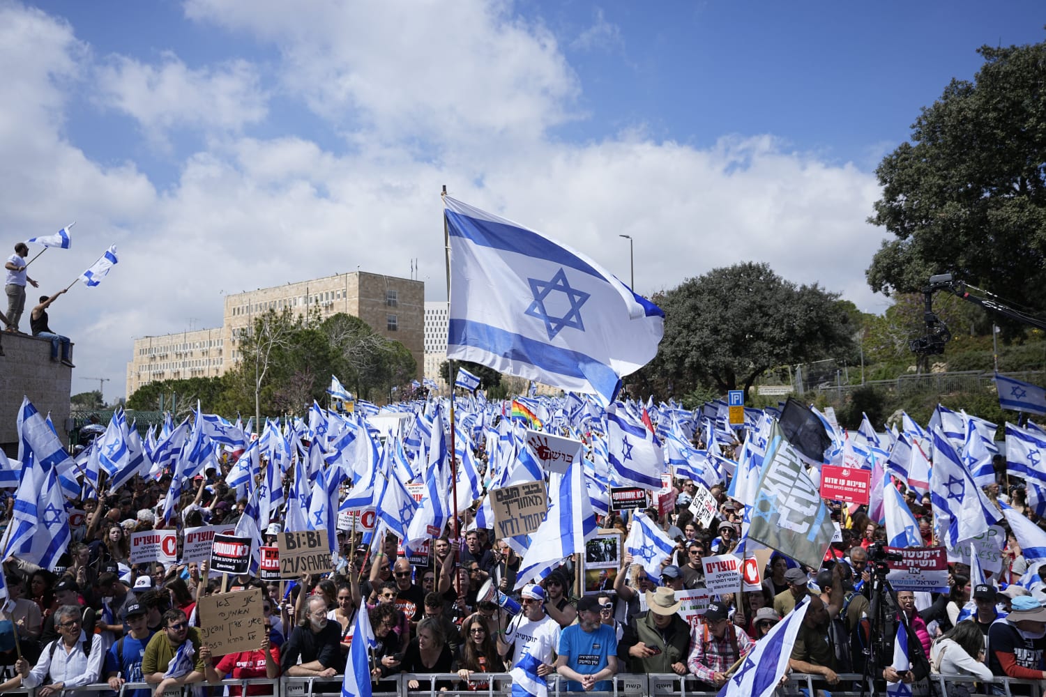 労働者ストライキ、港閉鎖、管理者がネタニヤフの司法改編に抗議しながら混乱に陥ったイスラエル