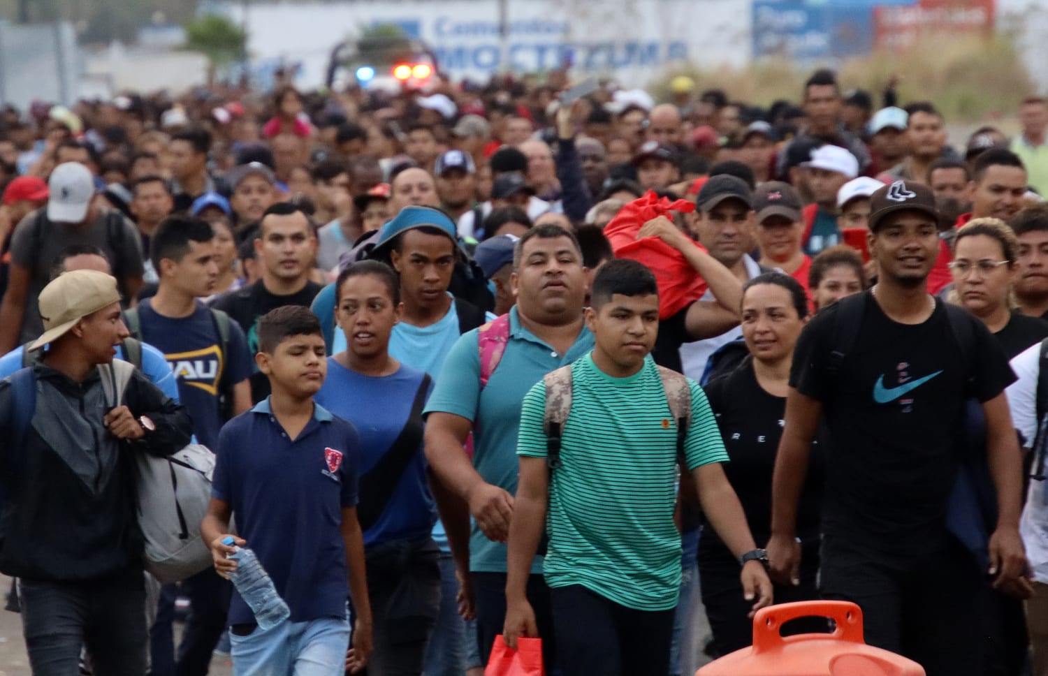 Una caravana con 1 500 migrantes sale del sur de M xico hacia EE