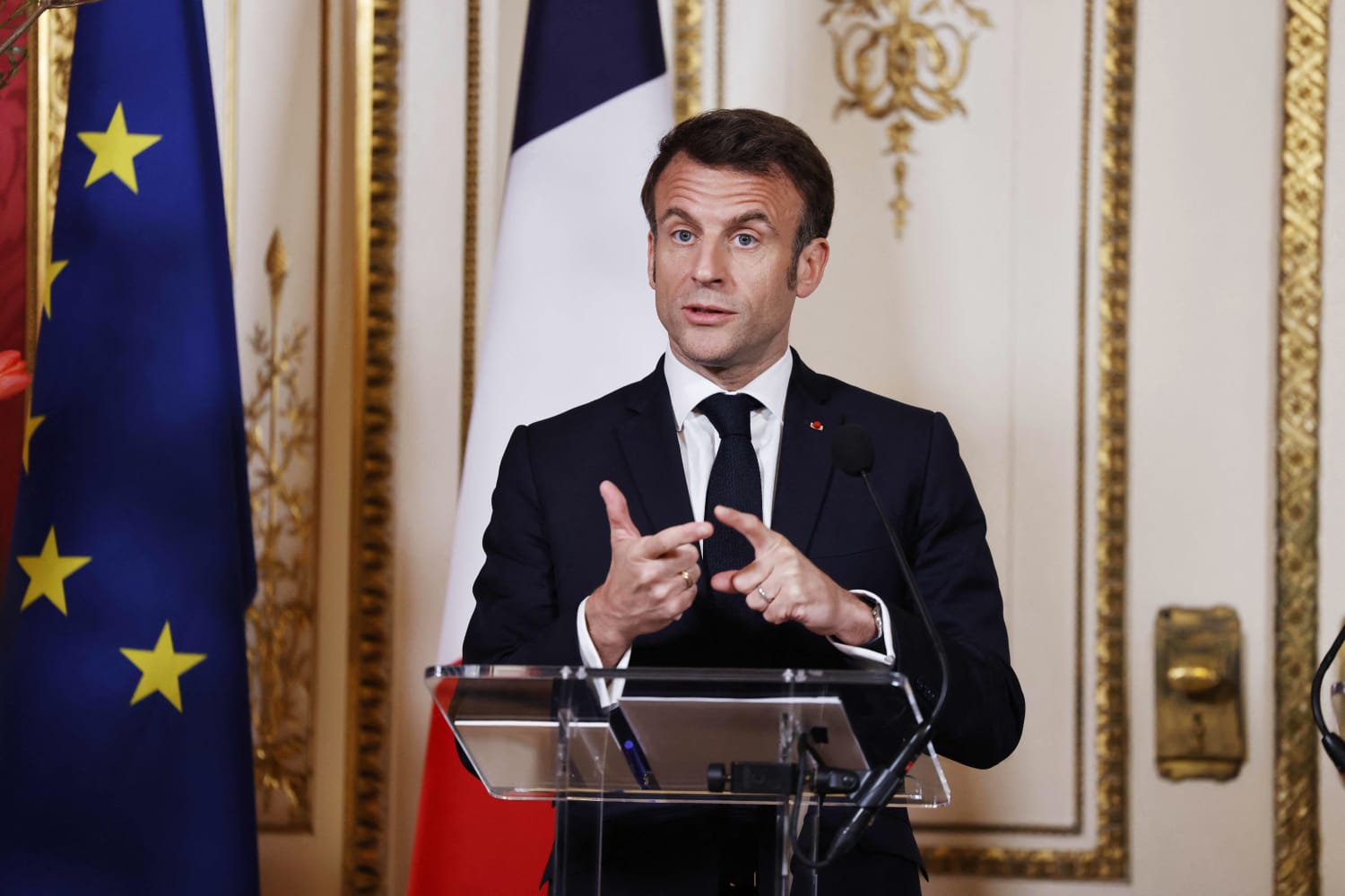 Macron assina lei de pensões altamente controversa sob a lei francesa