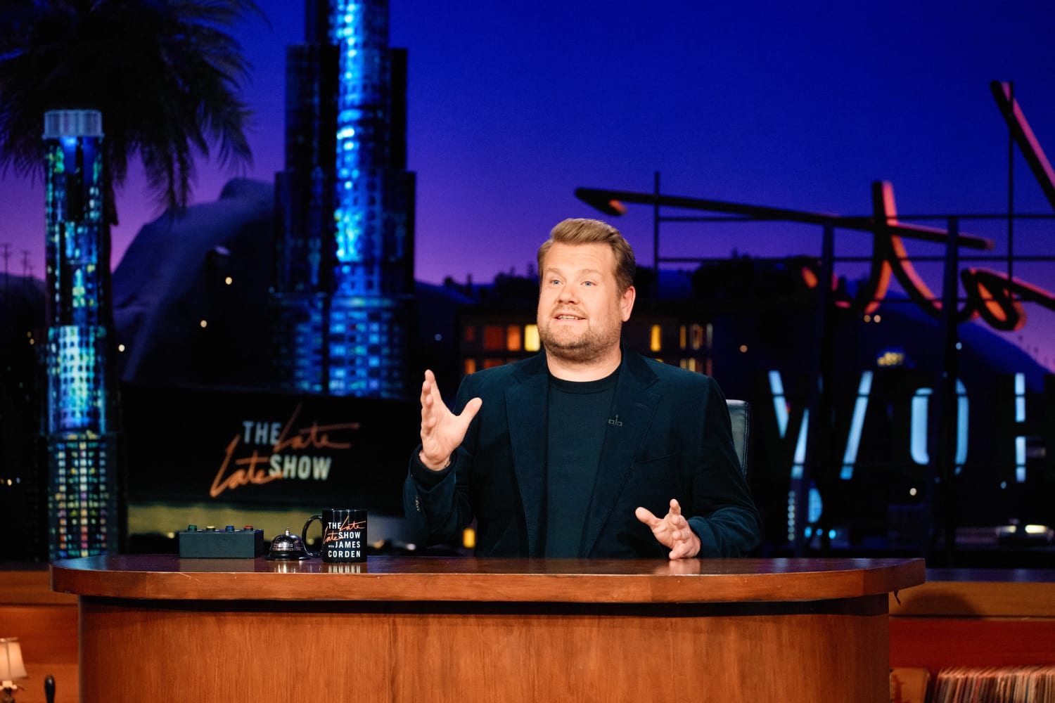Джеймс Корден обращается к разделенной Америке в финале «Late Late Show».