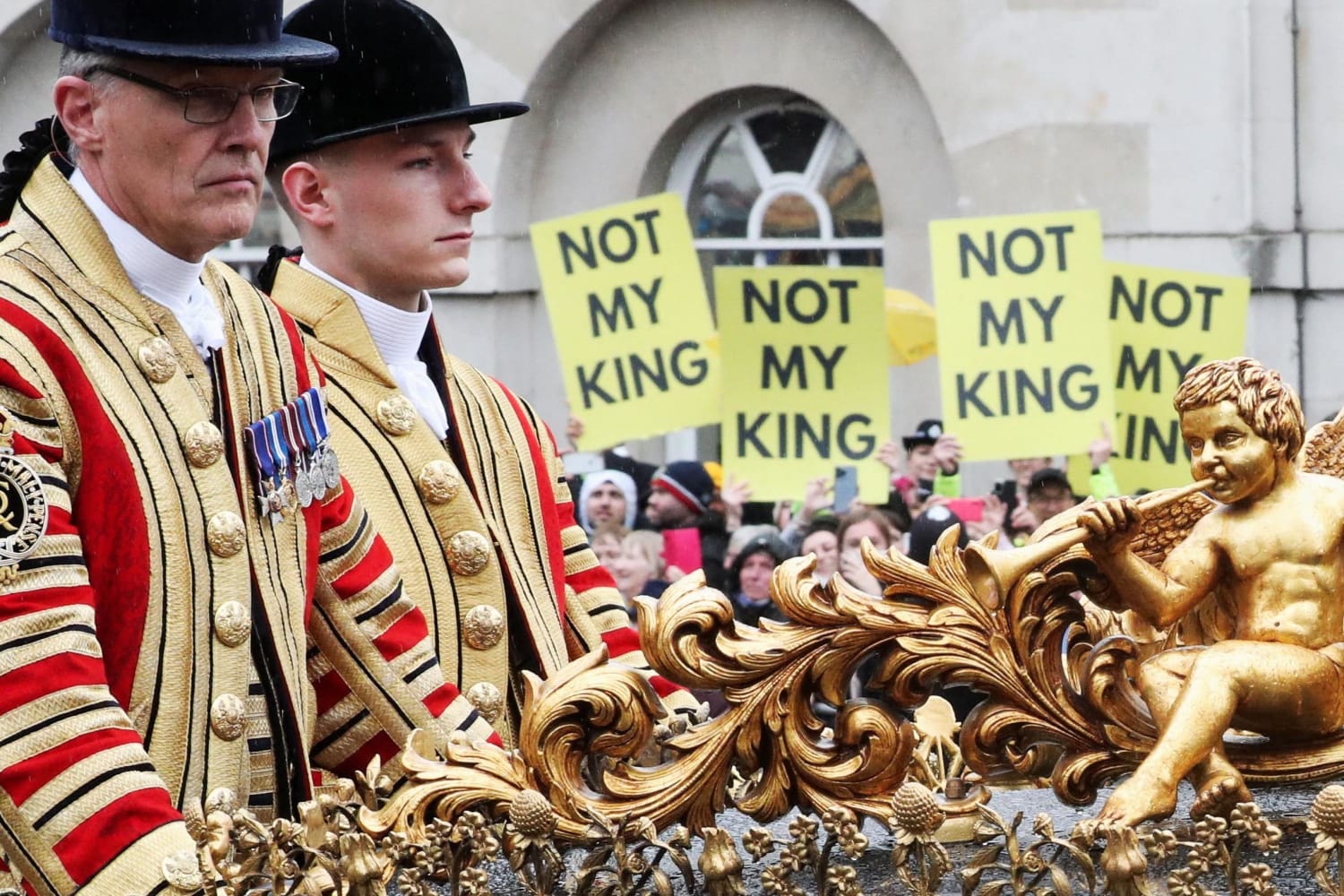 Manifestantes presos durante a assinatura da coroação do rei Charles Nem todo mundo está bravo com a realeza