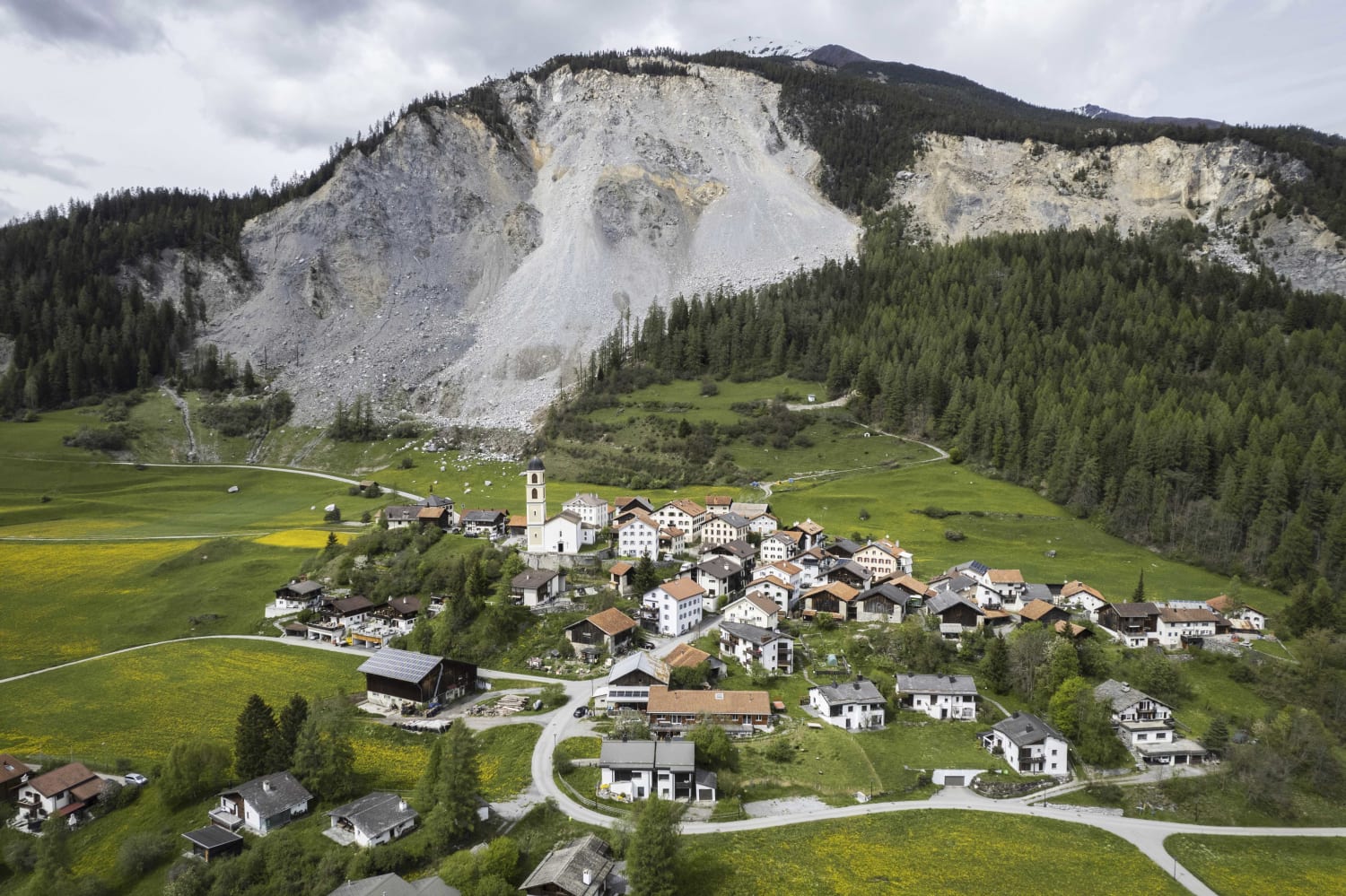 İsviçre’nin Brienz köyü, kaya kayması endişesiyle boşaltıldı.