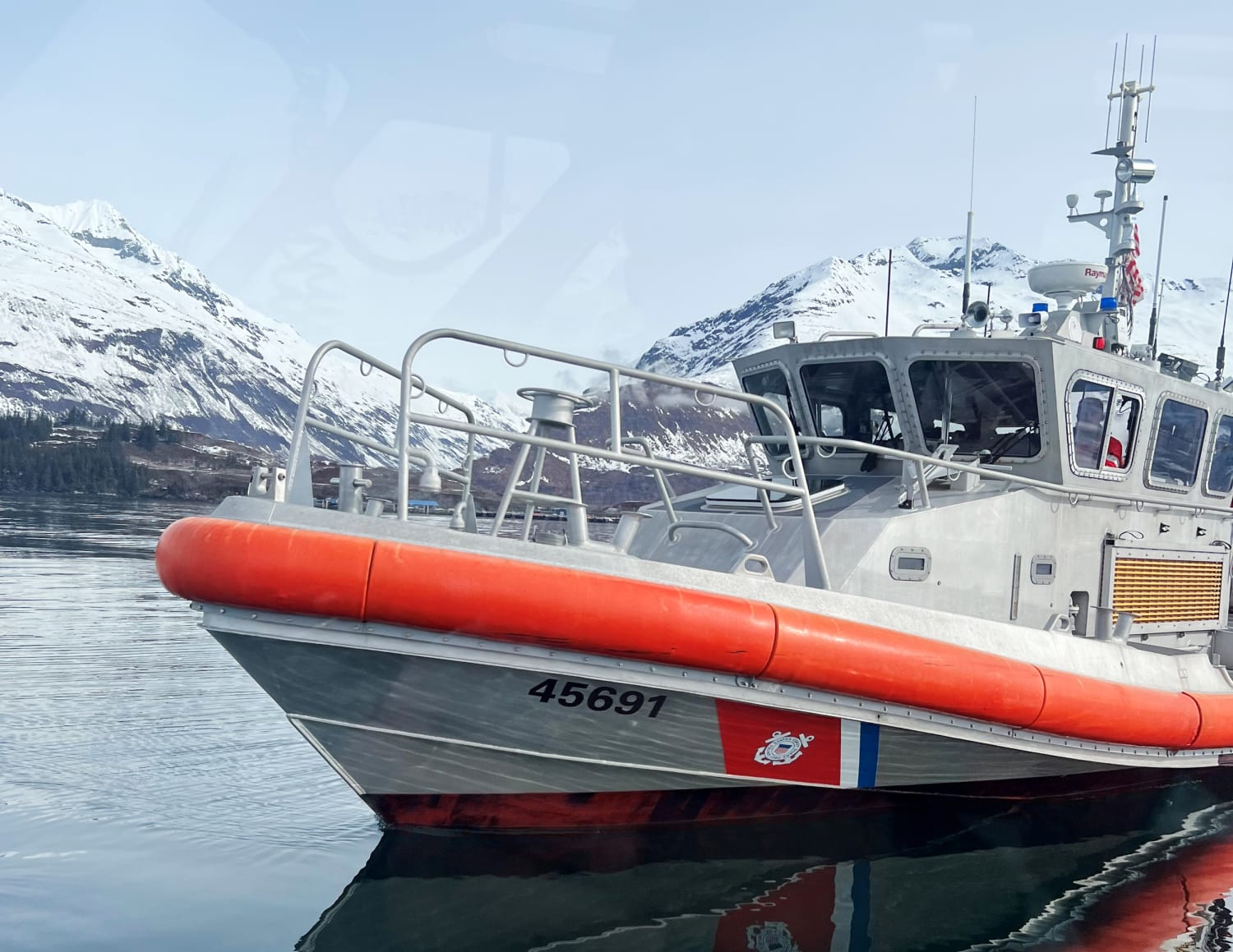 1 mort et 4 disparus après le naufrage d’un bateau au large de l’Alaska