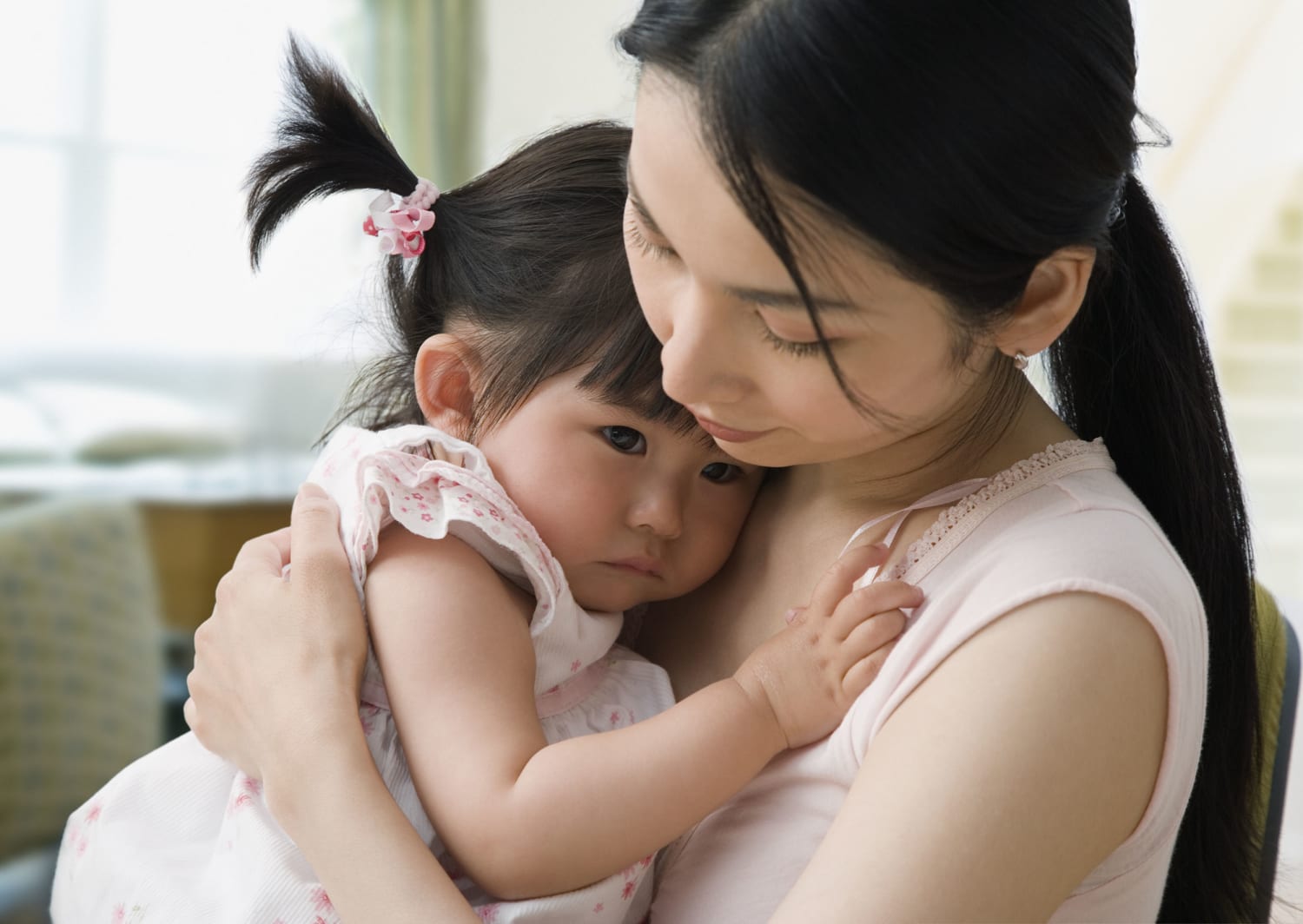 Азиатские мама и дочь. Азиатская мама и ребенок. Sad Asian mother.