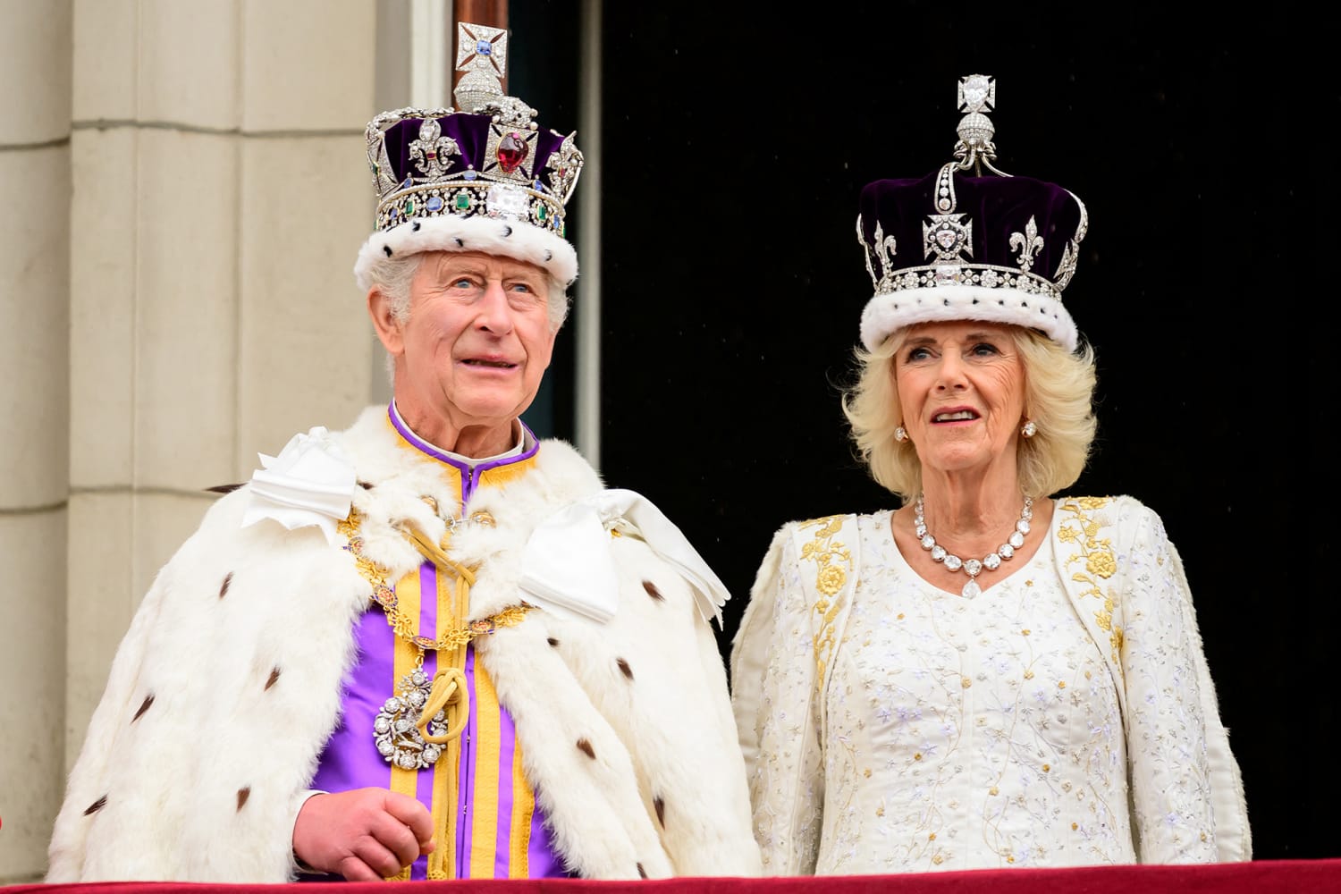 Reino Unido corona a su nuevo rey Carlos III en una ceremonia de tradiciones milenarias foto imagen