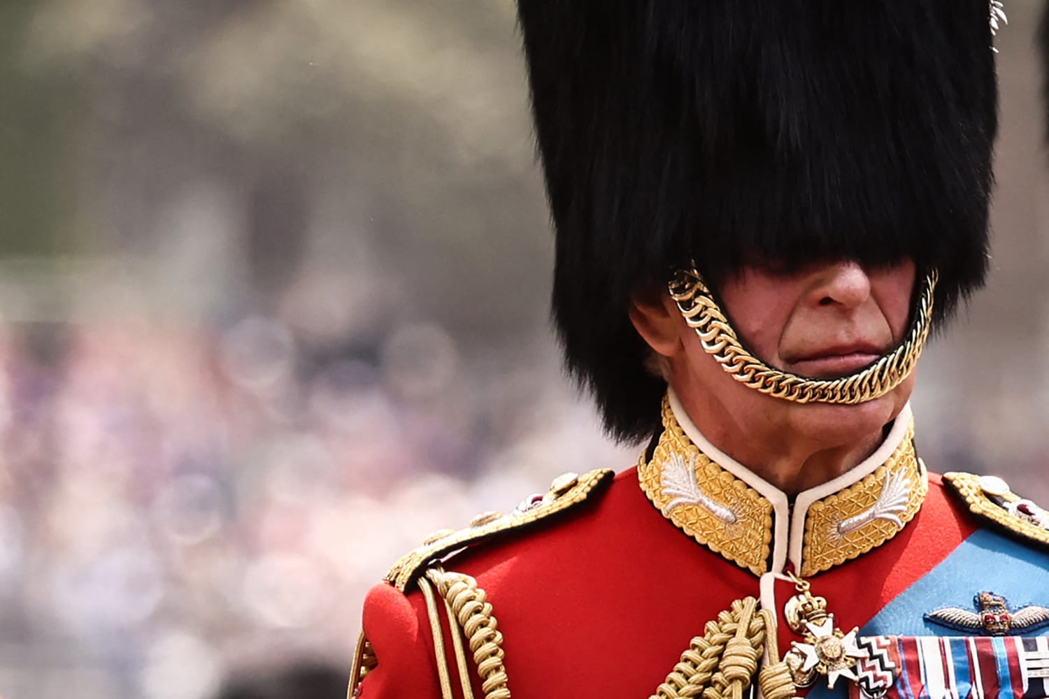 El rey Carlos de Gran Bretaña monta a caballo para el primer desfile de «Trooping the Colour»