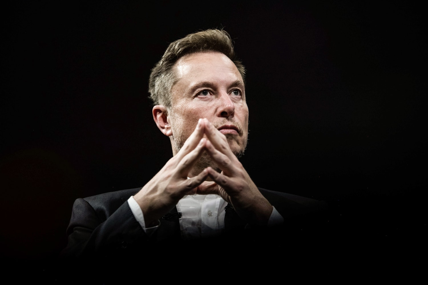 Elon Musk afferma che Twitter cambierà il suo logo in una “X”