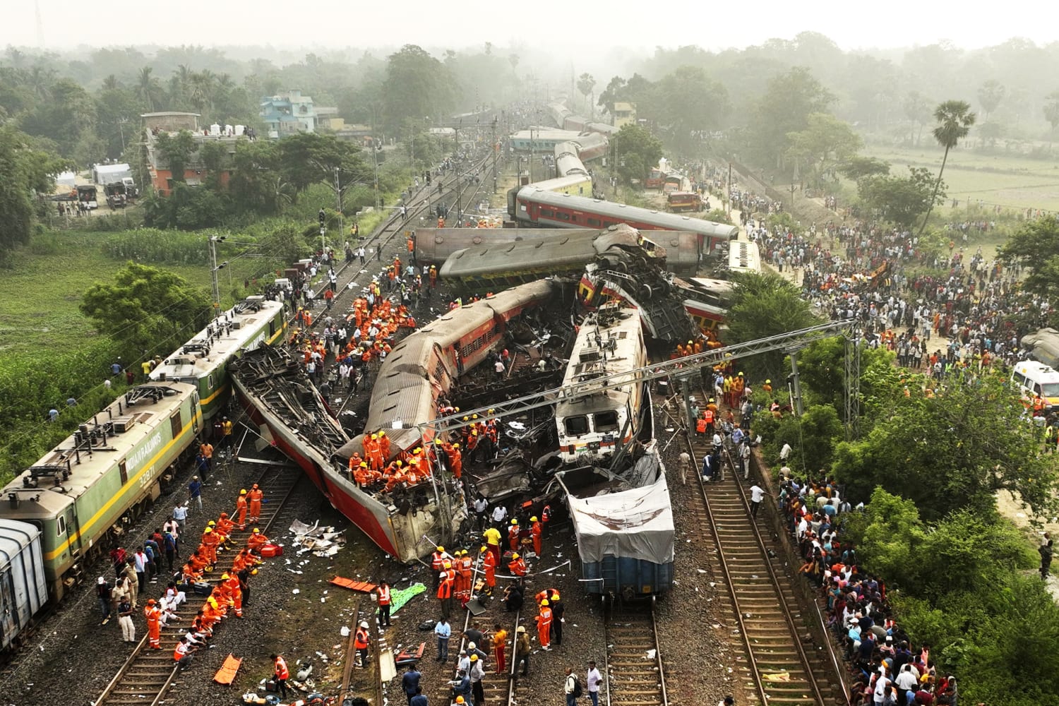 schuifelen zout spreken Three officials arrested in India over train crash that killed more than  290 people